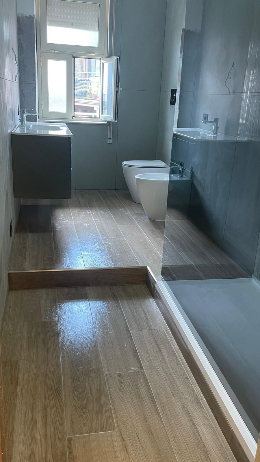 Spia arancione accesa su un veicolo blu, operaio di un'azienda di servizi pubblici al lavoro su un camion con cestello sulle linee elettriche.