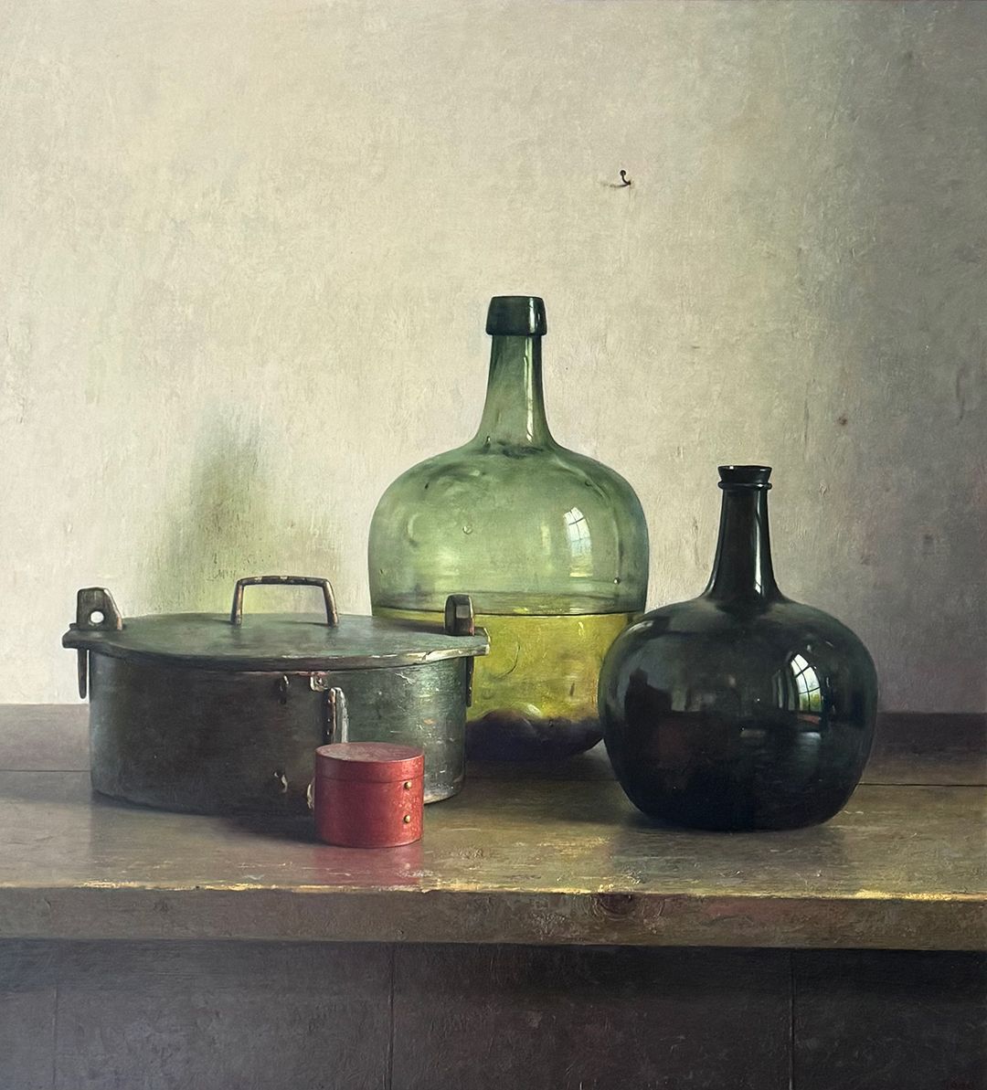 Henk Helmantel schilderij, Butte met twee flessen en rood doosje , 1990