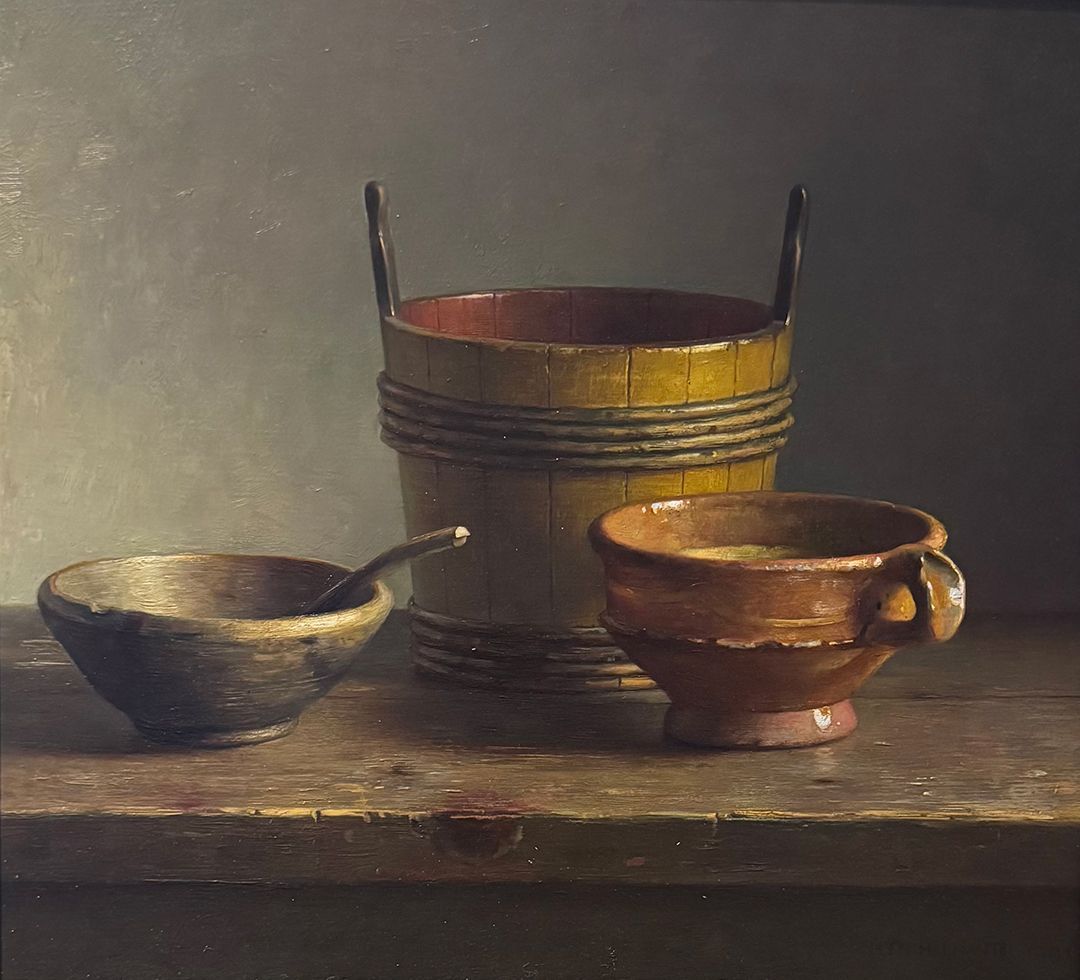 Henk Helmantel schilderij 2001 Stilleven met houten bak met brood en druiven
