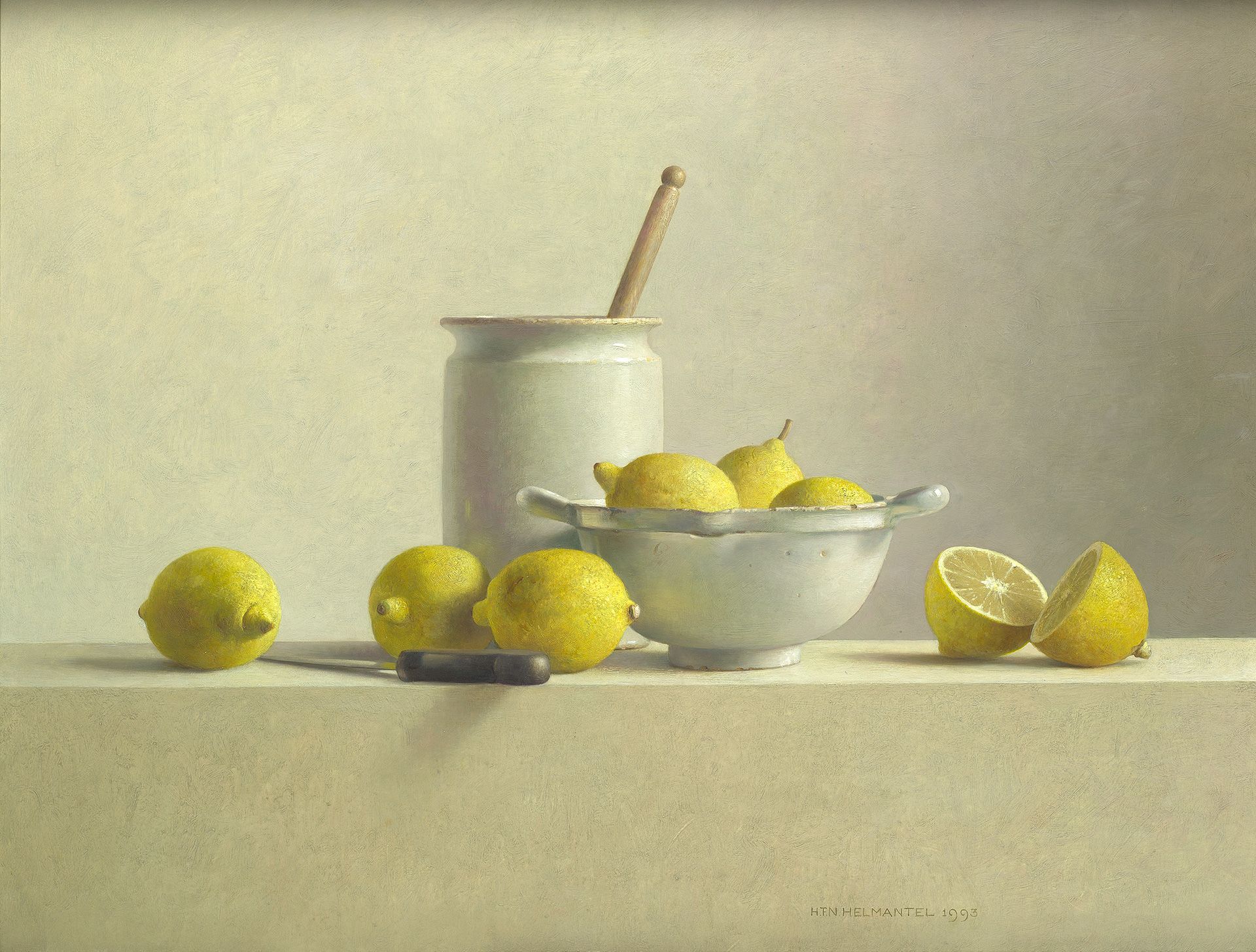 Henk Helmantel schilderij 2001 Stilleven met houten bak met brood en druiven
