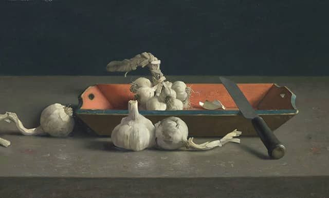 Henk Helmantel schilderij 2004 Stilleven met knoflook en een schillenbak