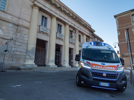 paramedici estraggono lettino dall'ambulanza
