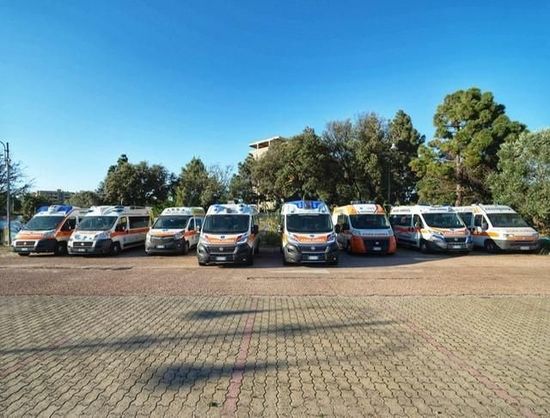 due paramedici soccorrono una donna