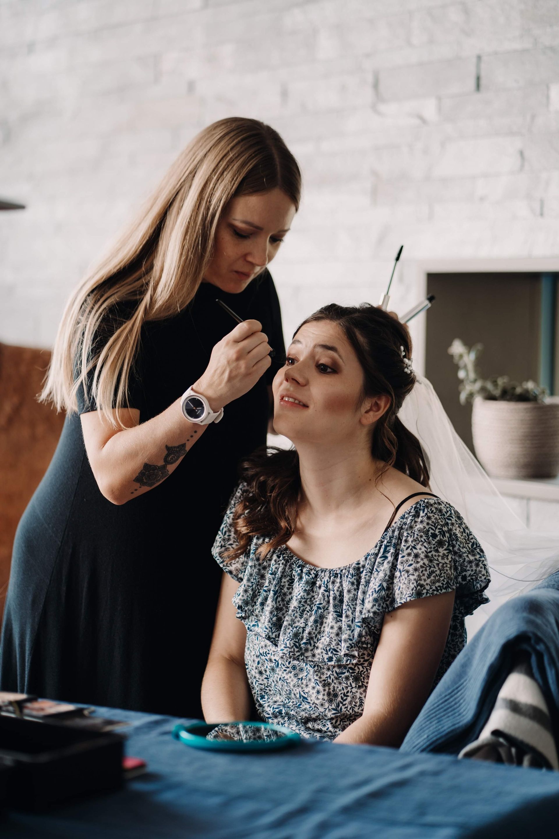 Eine Nahaufnahme einer Frau, die Wimperntusche auf ihr Auge aufträgt