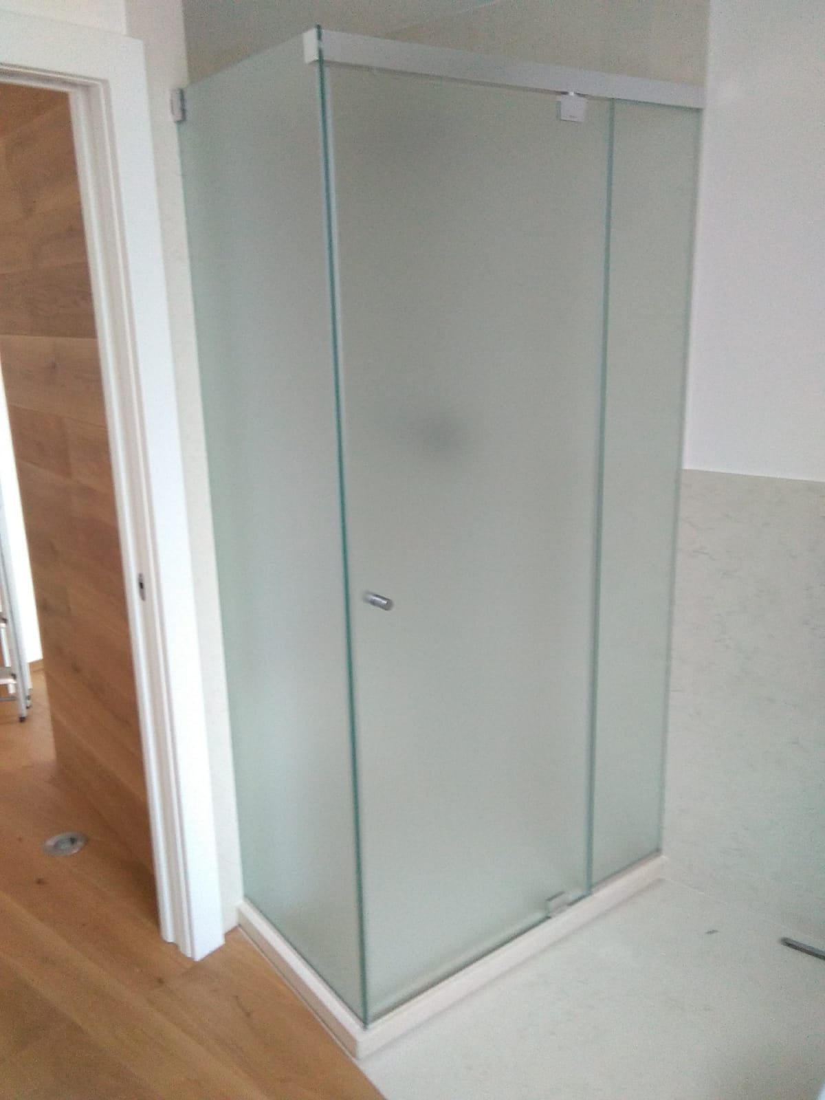 lavorazione vetro per box doccia