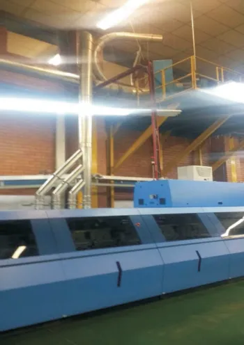 Una máquina azul está sentada dentro de un edificio.