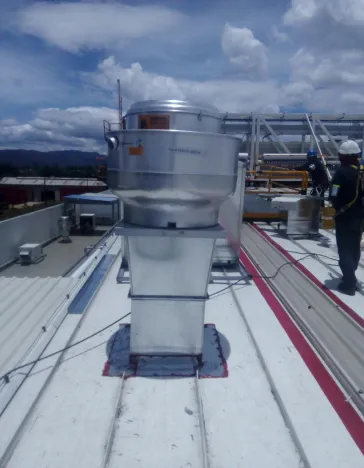 Un hombre parado sobre un techo blanco.