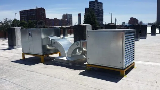 Una azotea con muchas cajas encima y una ciudad al fondo.