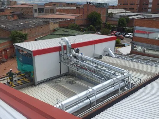 Una vista aérea de un edificio con tuberías en el techo.