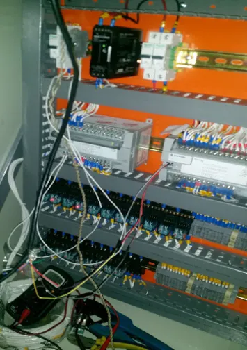 Un montón de cables están conectados a un panel eléctrico.