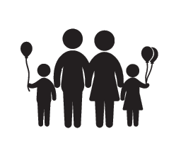 Famiglia che si tiene per mano, con due bambini che tengono in mano dei palloncini.