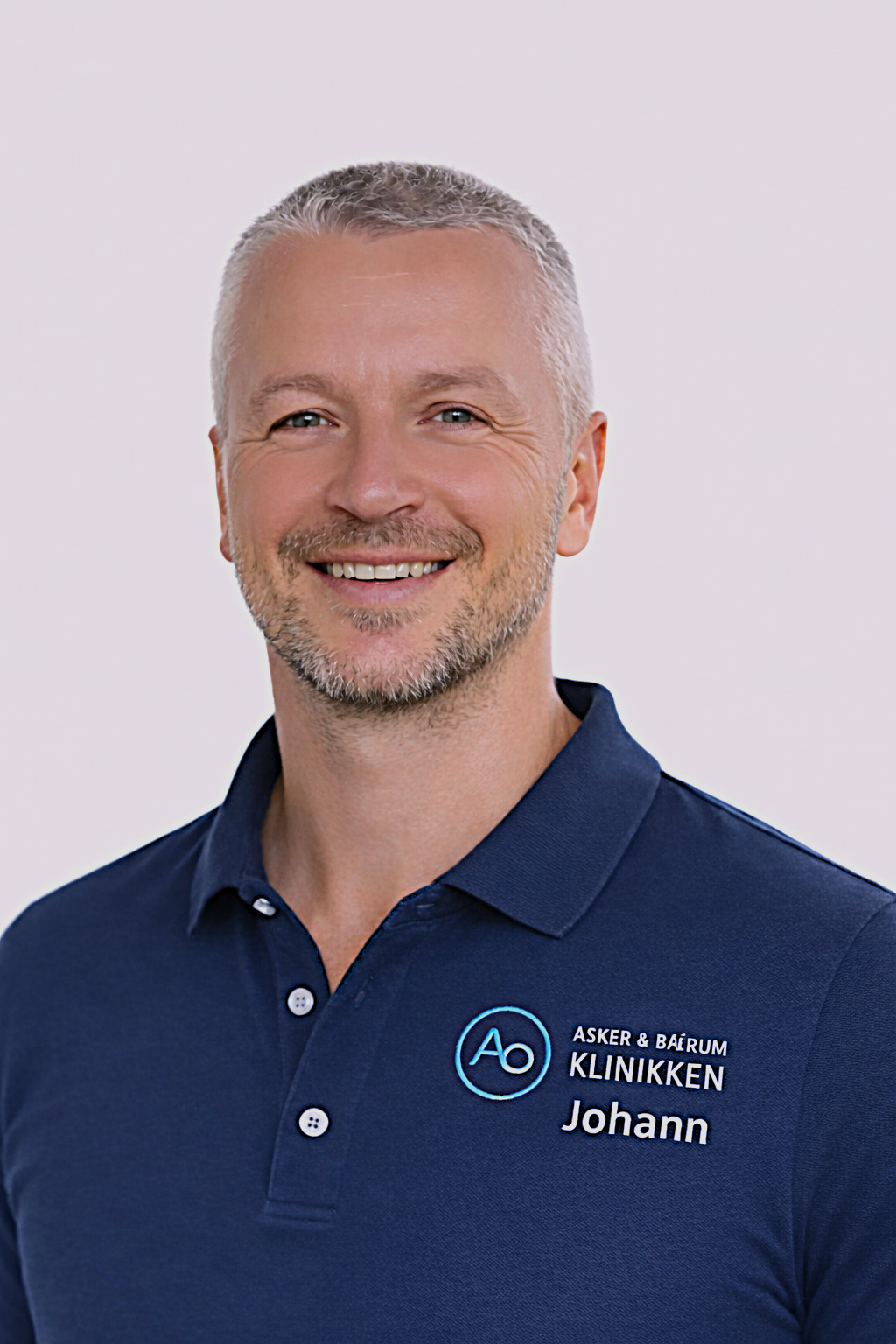 En mann iført en blå skjorte med Johann skrevet på