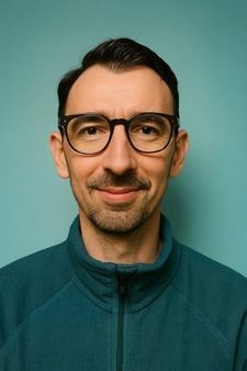 En kvinne iført en blå skjorte med navnet camilla på