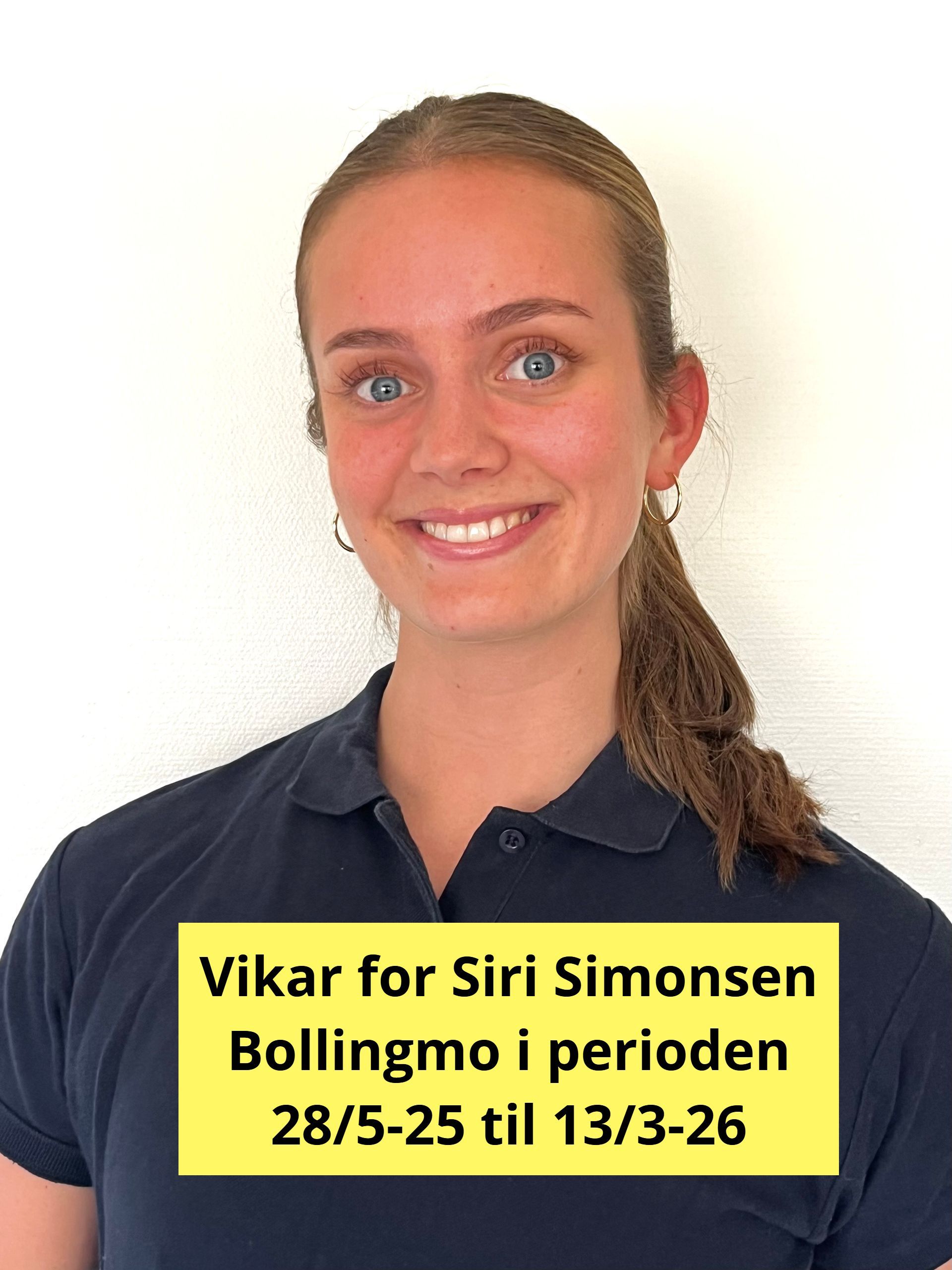 En kvinne iført en blå skjorte som det står Siri på