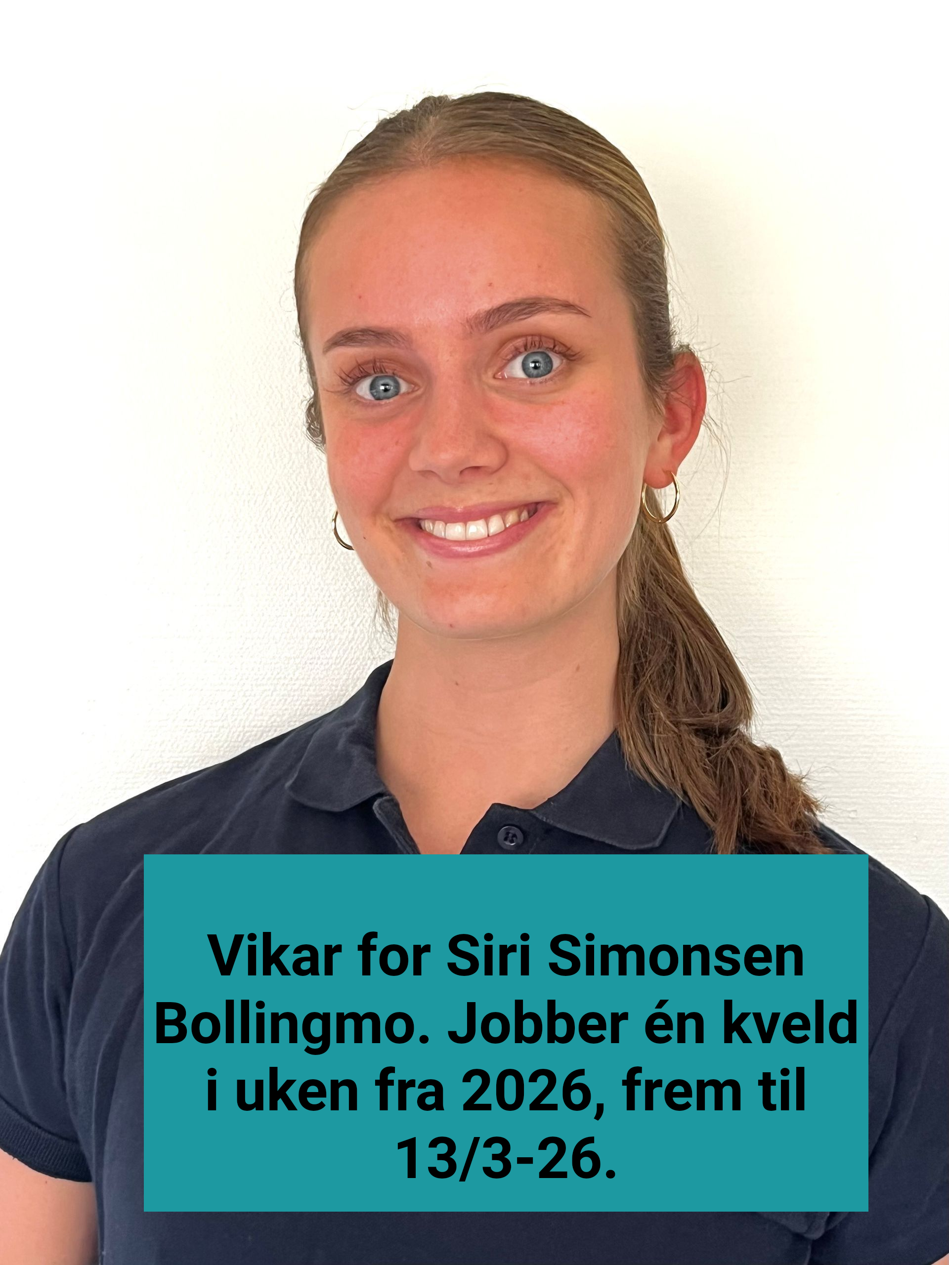 En kvinne iført en blå skjorte som det står Siri på