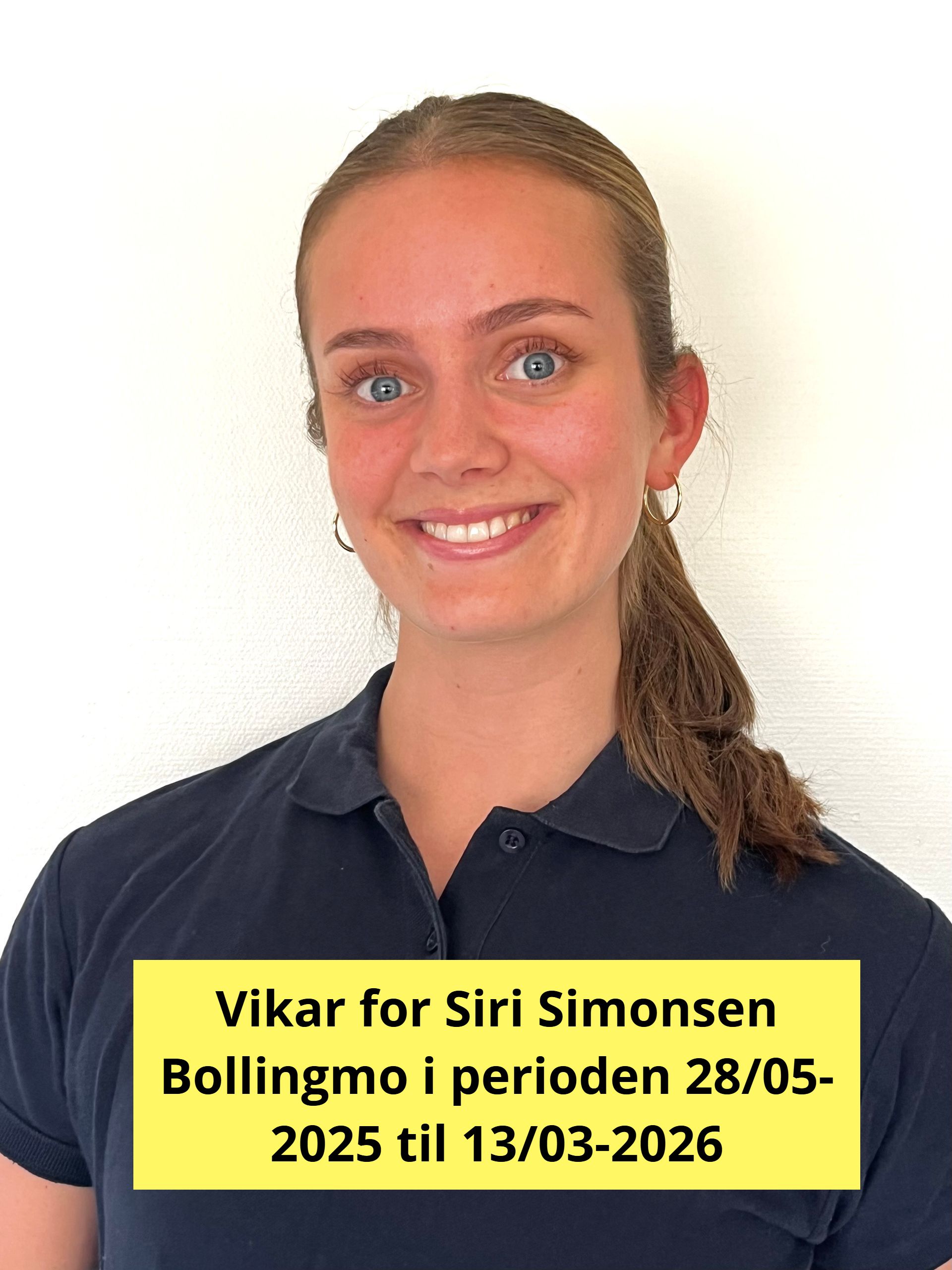 En dame  iført en blå skjorte med navnet Nora i gult.
