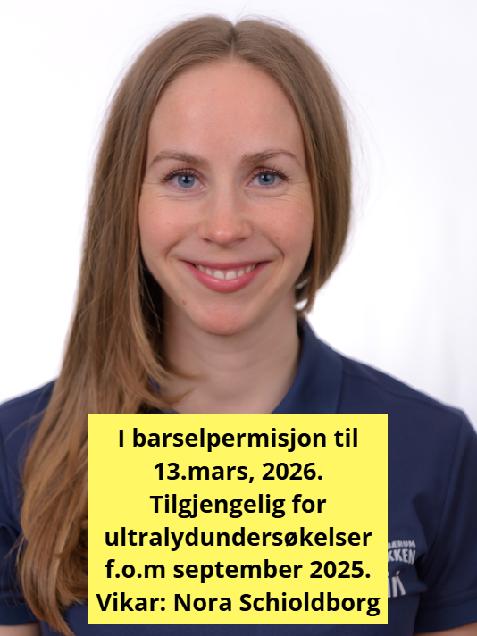 En kvinne iført en blå skjorte som det står Siri på