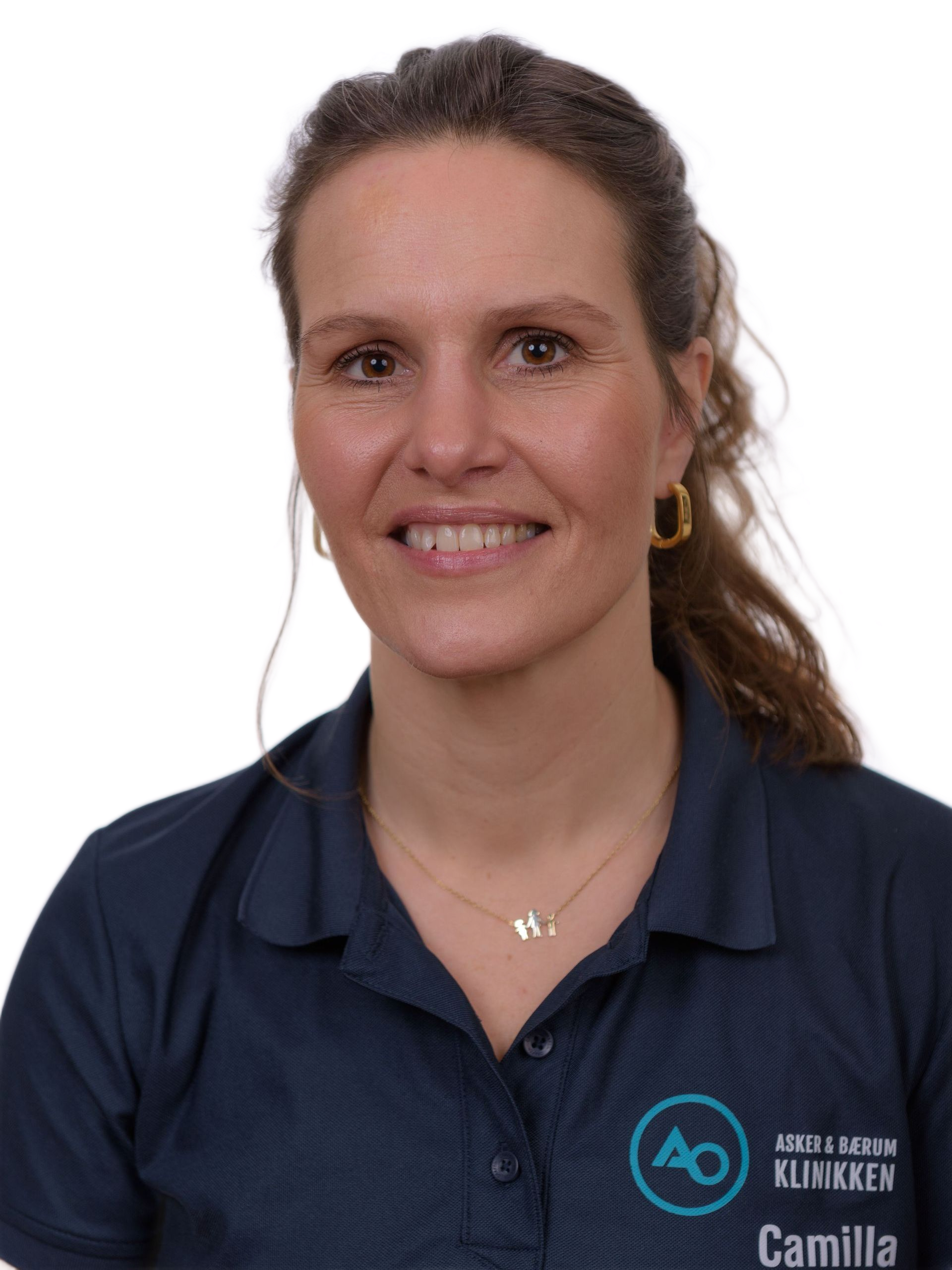 En kvinne iført en blå skjorte med camilla skrevet på
