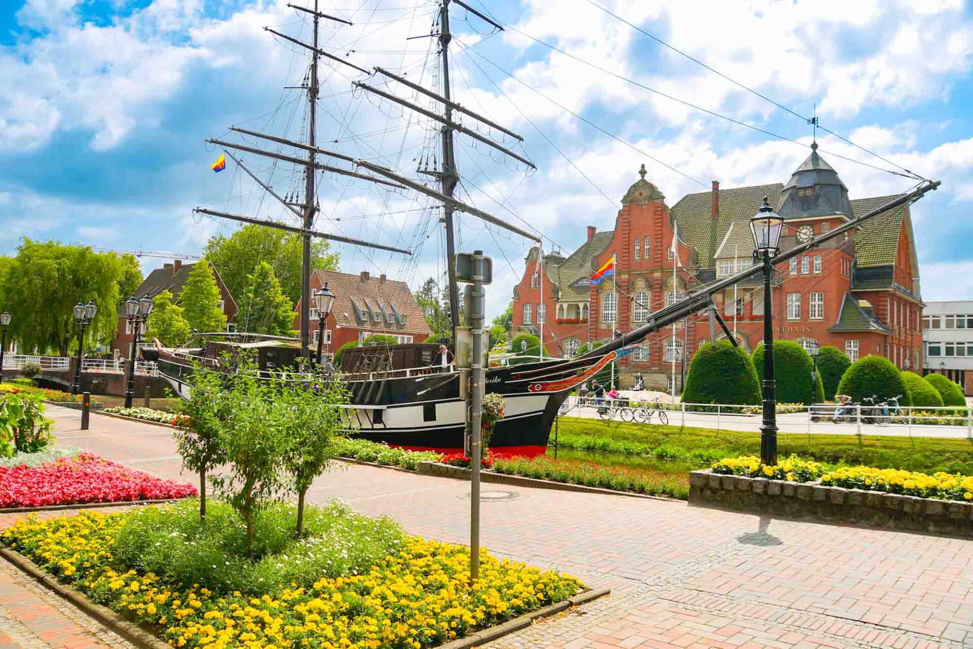 Friederike vor dem Papenburger Rathaus
