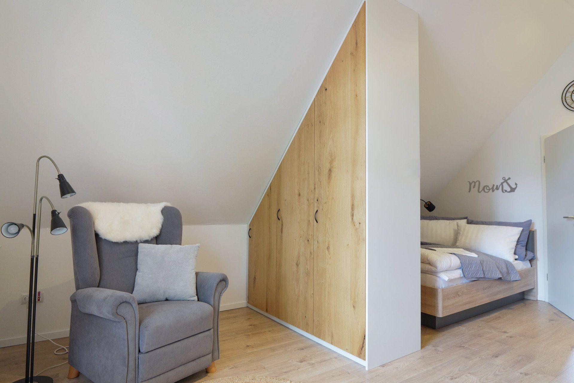 Sessel und Kleiderschrank