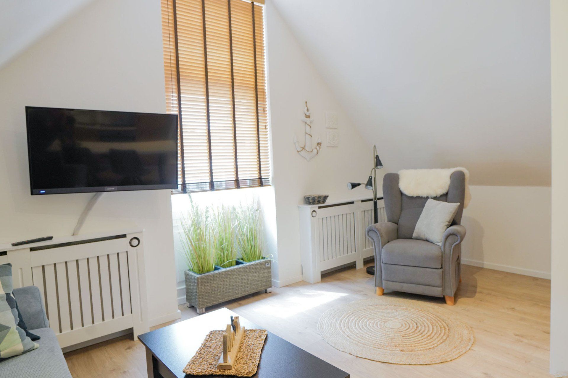 Sessel mit Stehlampe, Fenster und Fernseher