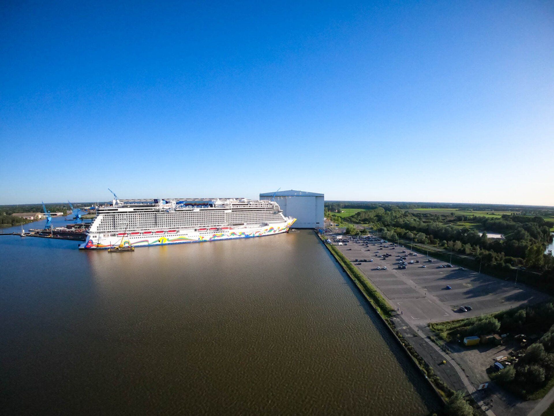 Meyer Werft in Papenburg mit Kreuzfahrschiff