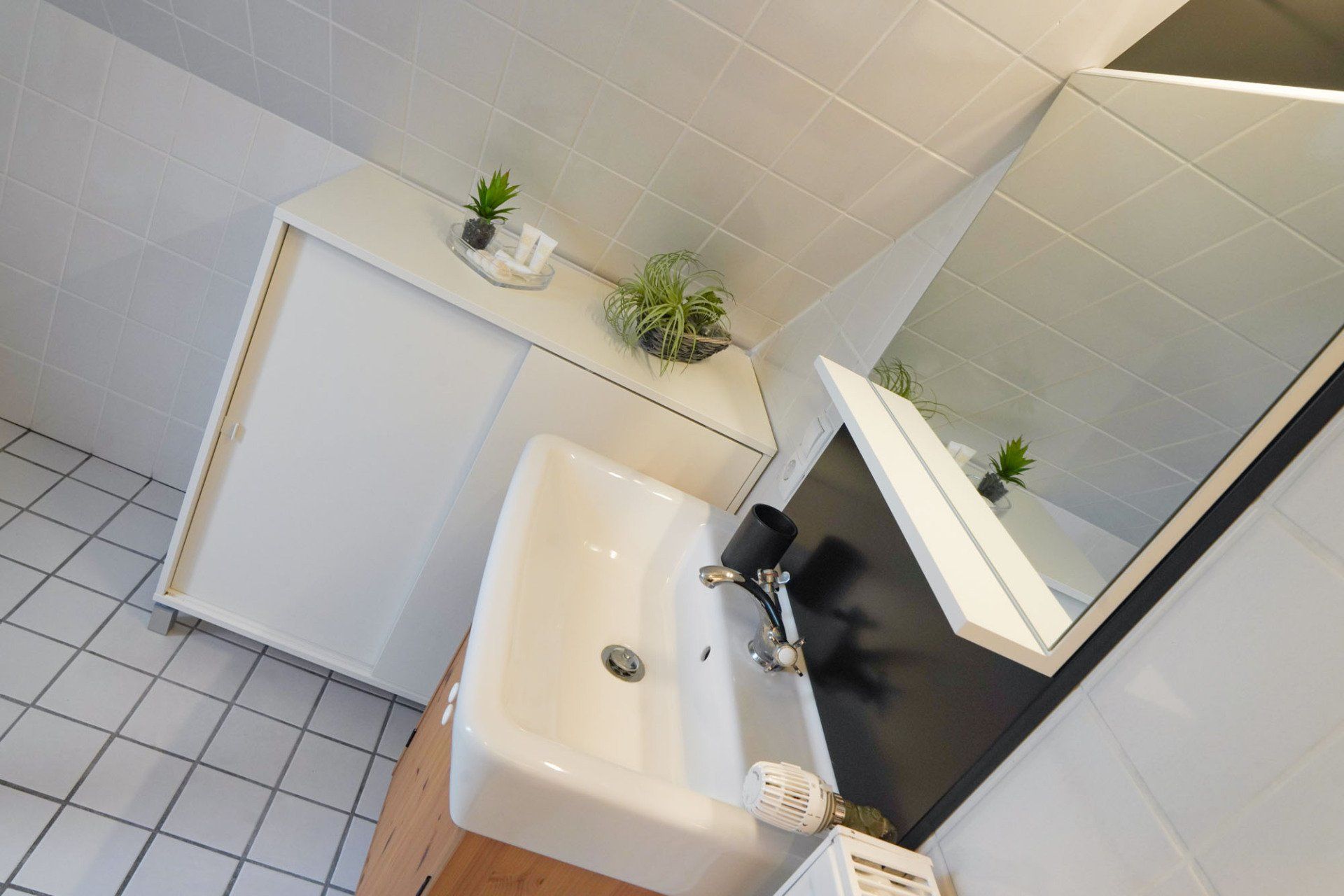 Waschbecken und Kommode