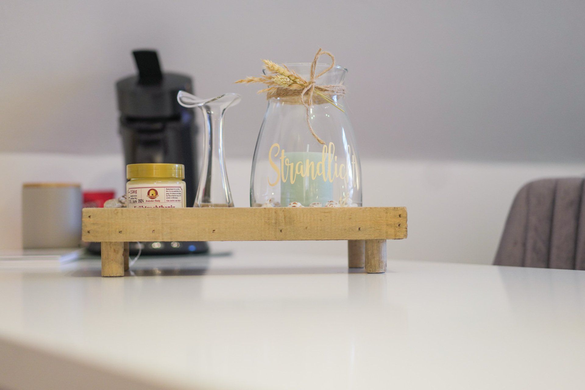 Tischdeko, Kaffeemaschine im Hintergrund