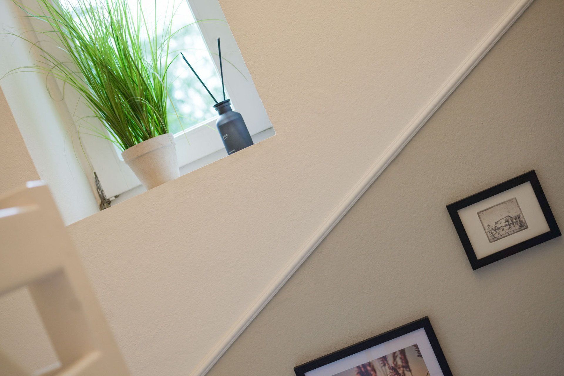 Treppenaufgang, Fensterdeko und Bilder