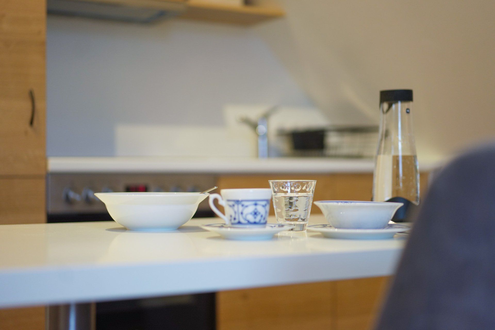 Teetasse, Wasser und Schüsseln auf dem Esstisch