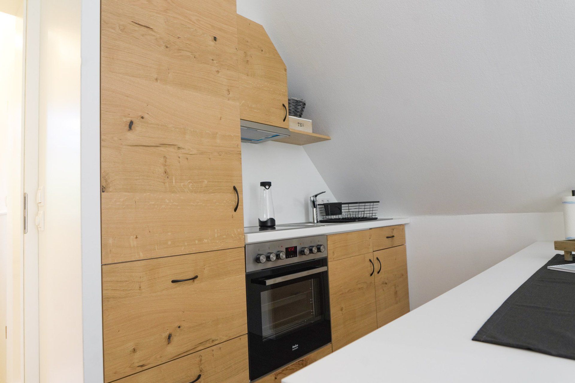 Kochbereich mit Herd und Spüle