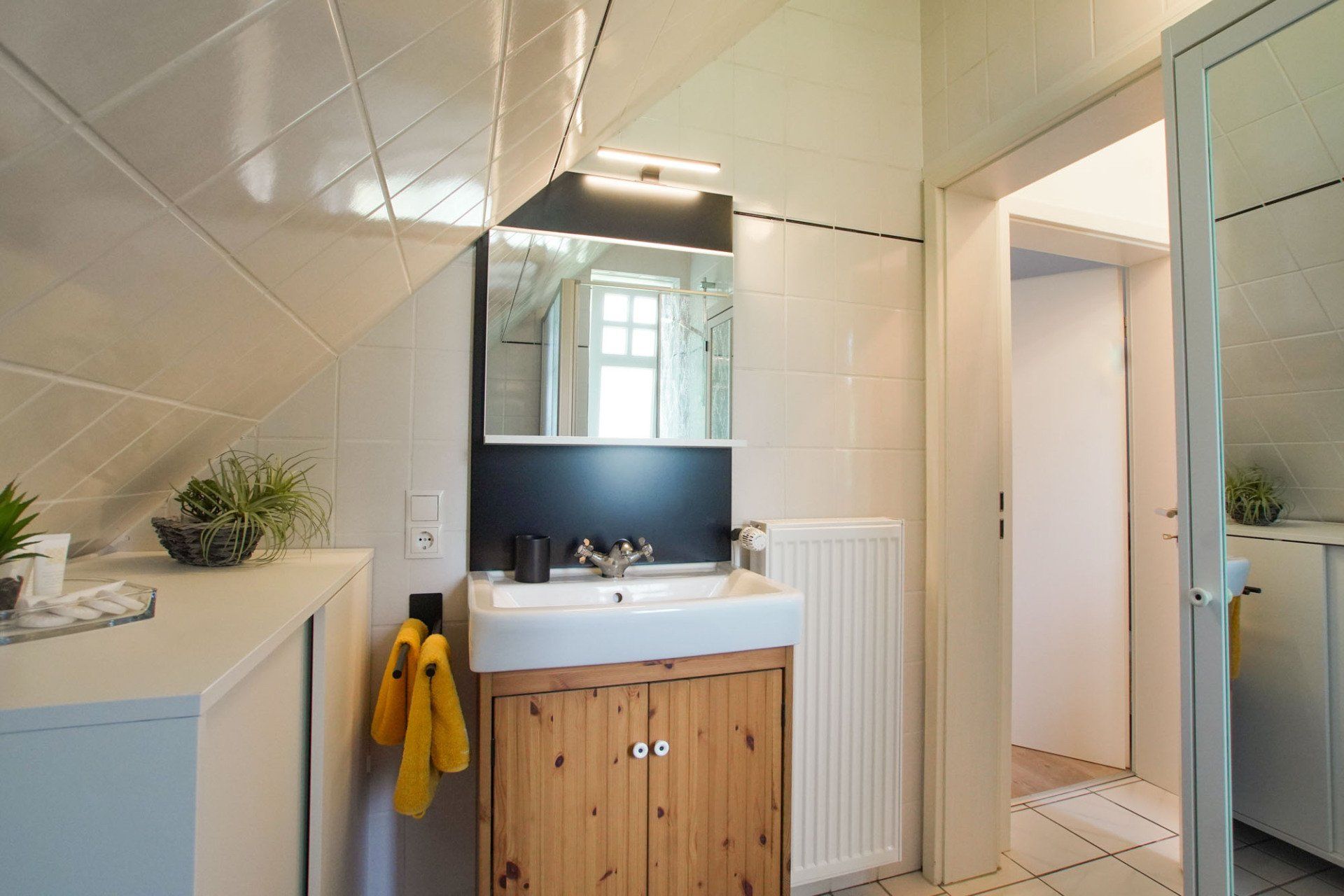 Spiegel über dem Waschbecken