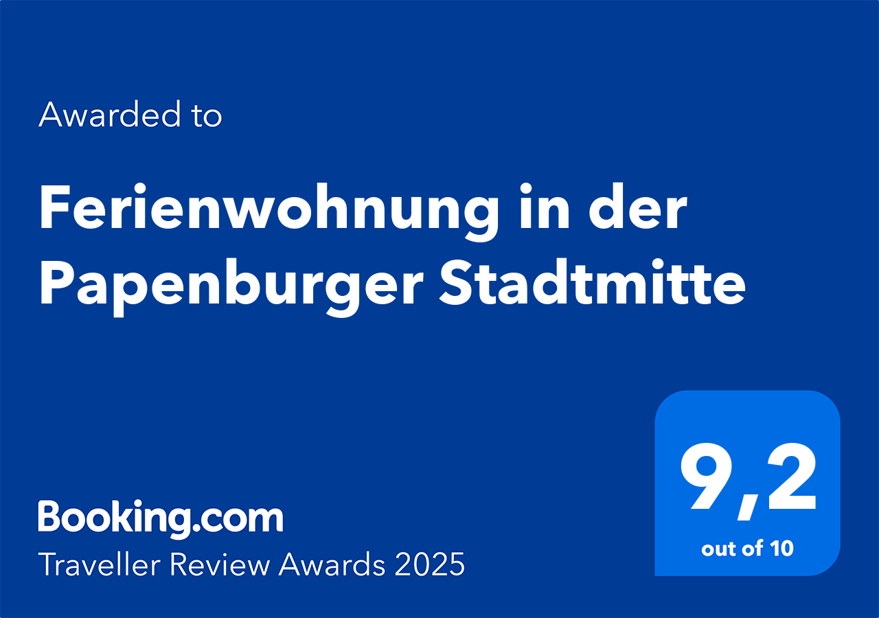 ein blauer Aufkleber , der ein exklusives Ferienhaus in der Papenburger Stadtmitte ausgezeichnet hat