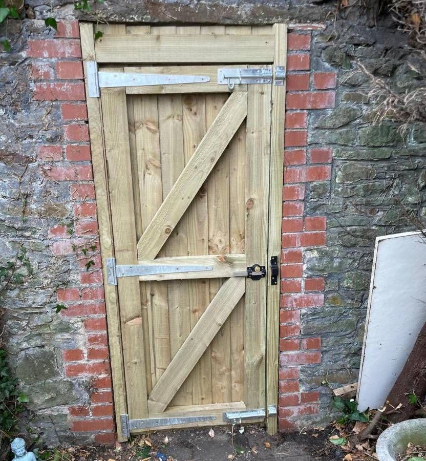 J&Z Fencing Cardiff heavy duty wooden garden gate installed in Cardiff