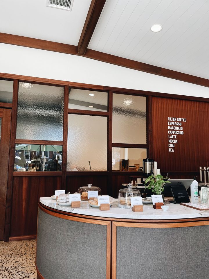 A restaurant with a round table 