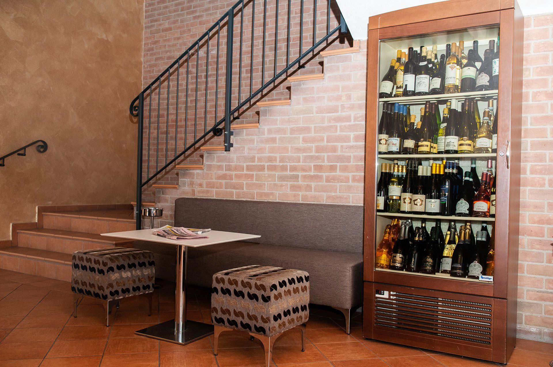 tavolo apparecchiato di un ristorante