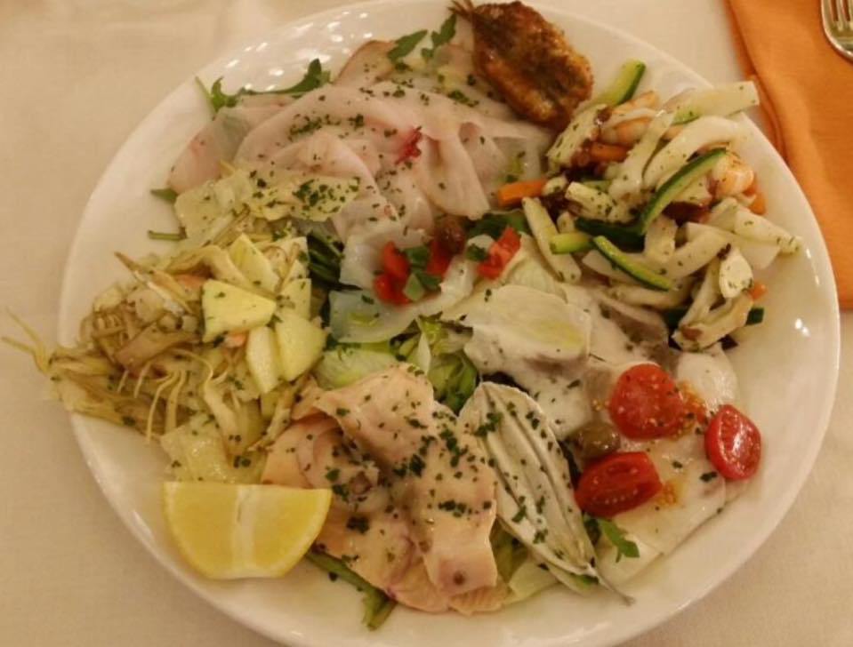 insalata di pesce con carote e pomodorini