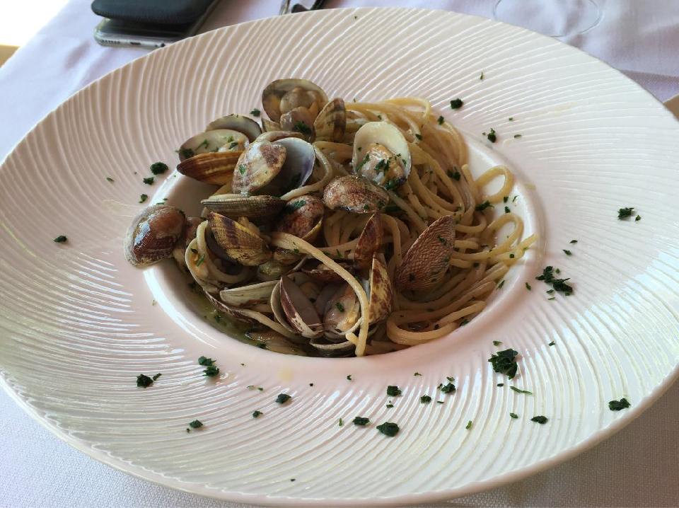 piatto di spaghetti con vongole e prezzemolo fresco