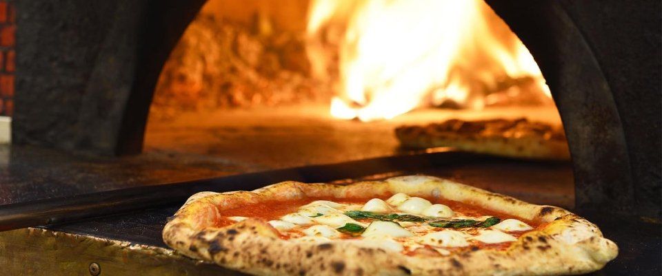 pizza margherita dentro il forno a legna