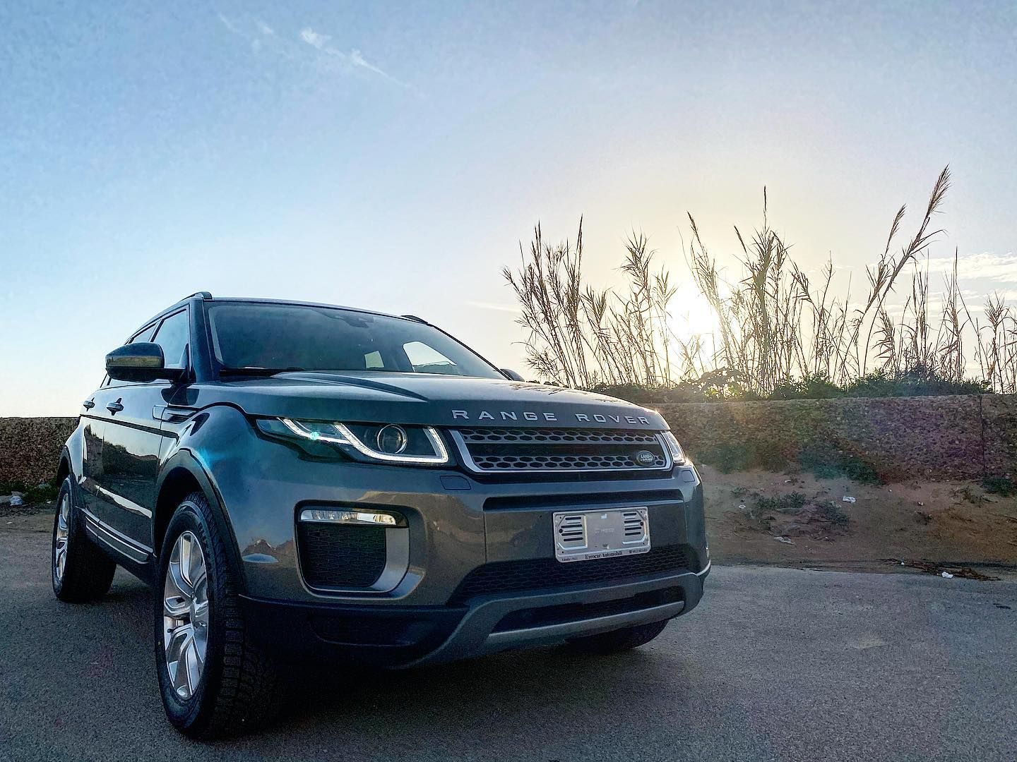 una range rover evoque è parcheggiata sul ciglio della strada.