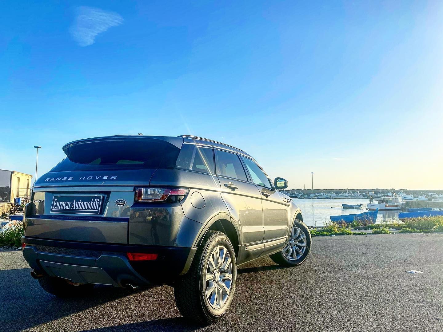 una range rover evoque è parcheggiata sul ciglio della strada.