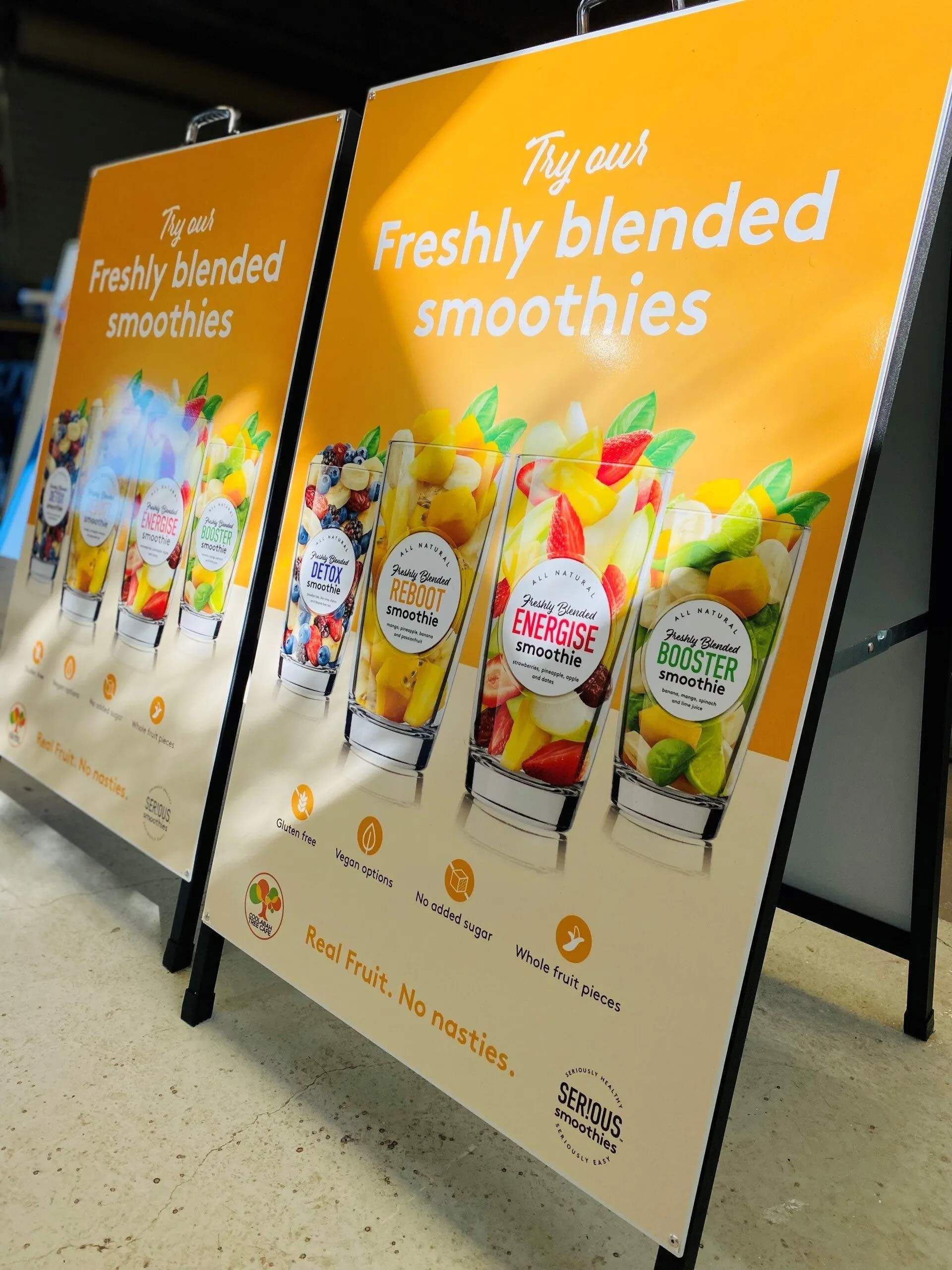 A sign that says freshly blended smoothies on it