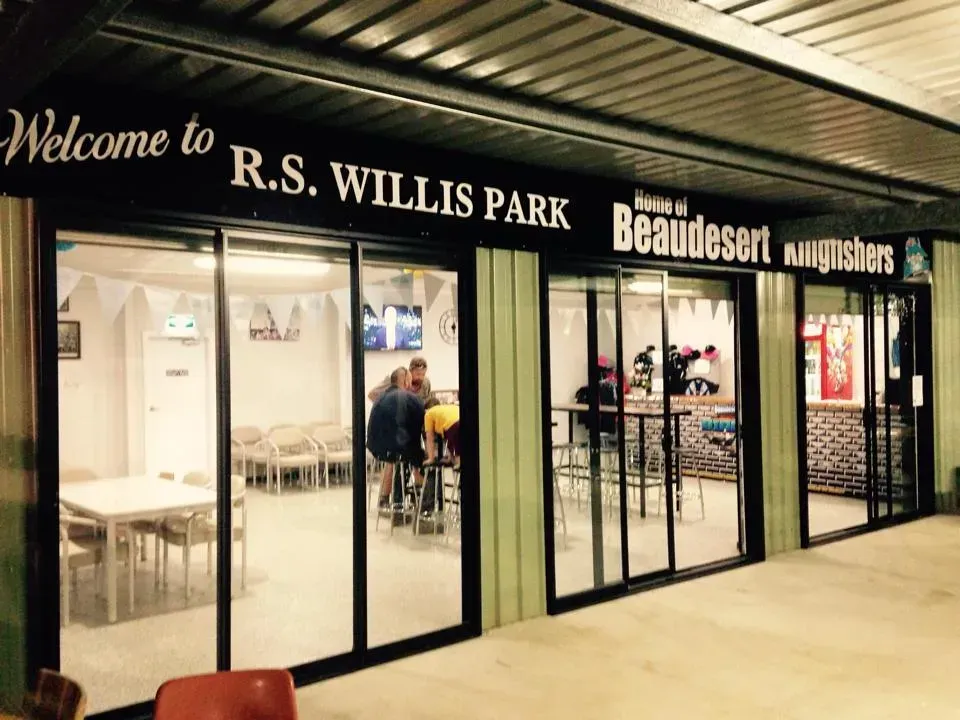 A building with a sign that says welcome to r.s. willis park