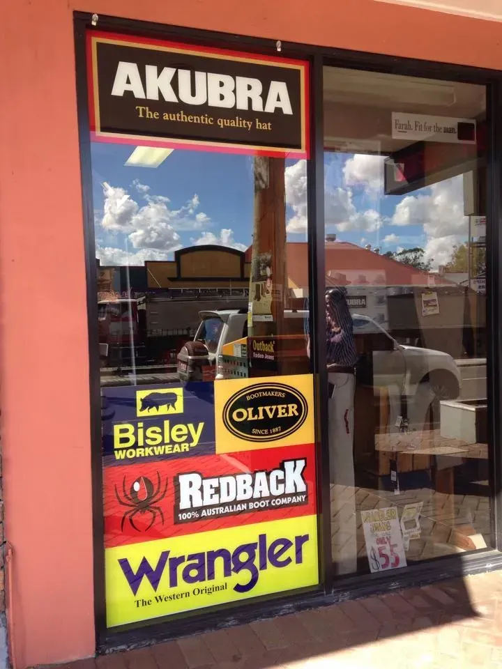 A store front with a sign that says akubra on it
