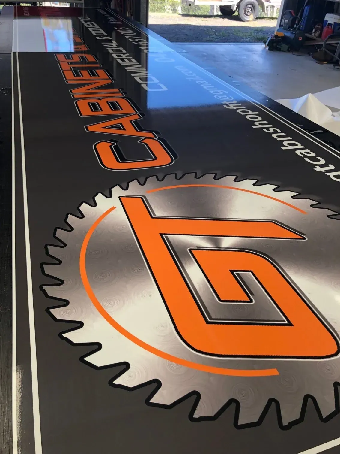 A circular saw blade with the letter g on it