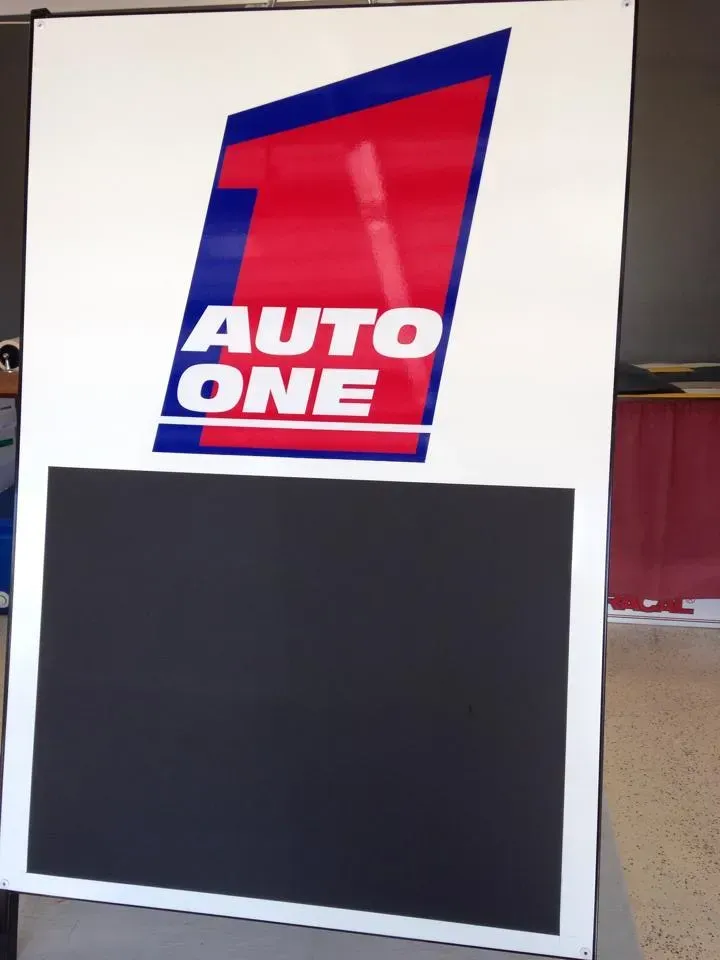 A sign that says auto one on it