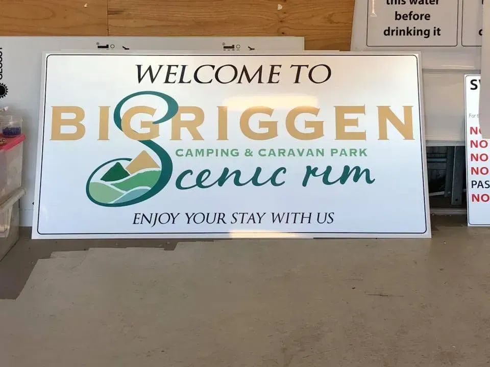 A sign that says welcome to bigriggen camping and caravan park