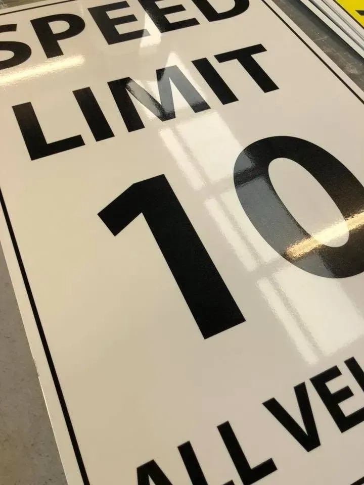 A sign that says speed limit 10 on it