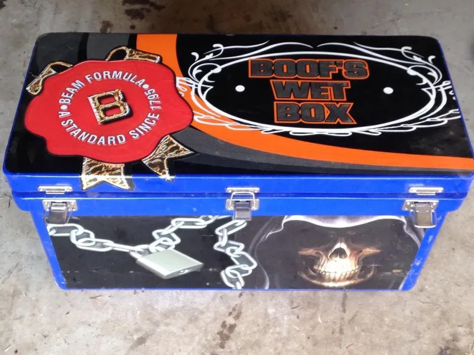 A blue box that says boof 's wet box on it