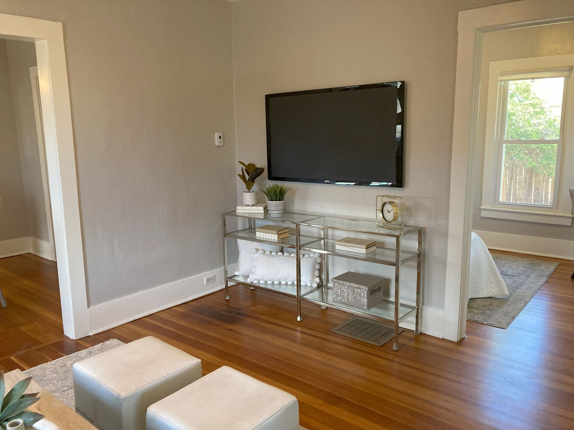 A living room with a flat screen tv on the wall.